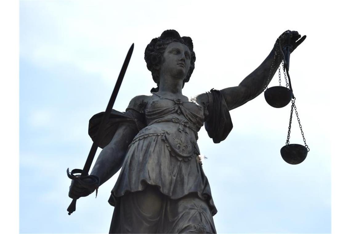 Ex-Partnerin mit Tischbein erschlagen: Angeklagter schweigt Eine Bronzestatue der Justitia steht unter freiem Himmel. Foto: Arne Dedert/picture alliance/dpa/Symbolbild