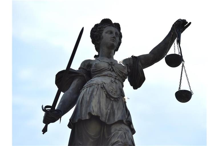 Eine Bronzestatue der Justitia steht unter freiem Himmel. Foto: Arne Dedert/picture alliance/dpa/Symbolbild