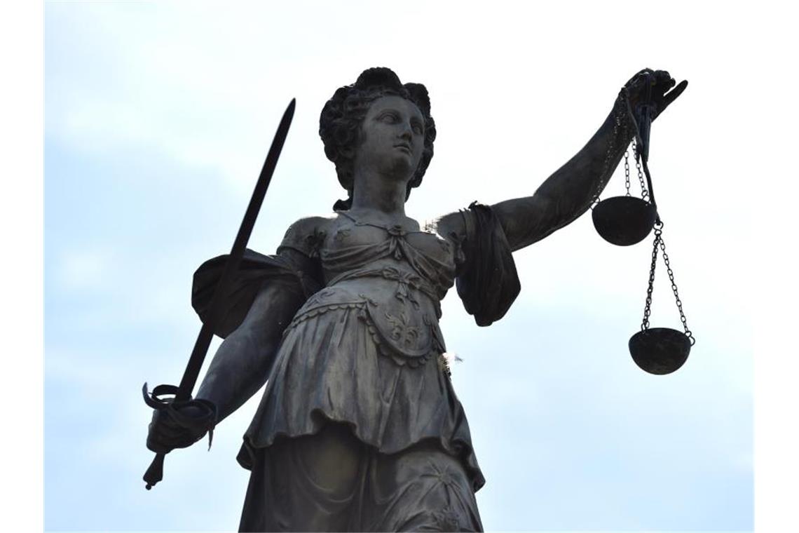 Eine Bronzestatue der Justitia steht unter freiem Himmel. Foto: Arne Dedert/picture alliance/dpa/Symbolbild