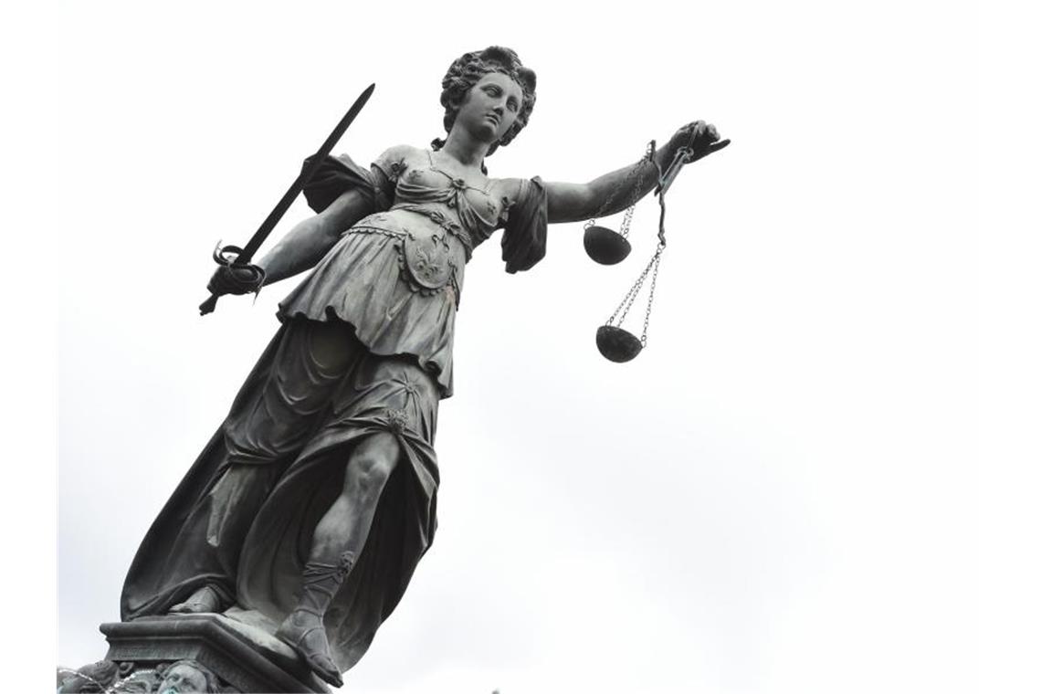 Eine Bronzestatue der römischen Göttin der Gerechtigkeit, Justitia. Foto: Arne Dedert/Archivbild
