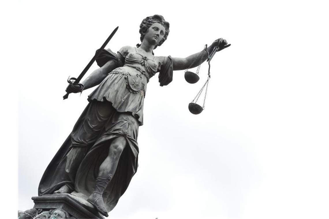Verfahren um Windreich-Insolvenz beginnt am 21. August Eine Bronzestatue der römischen Göttin der Gerechtigkeit, Justitia. Foto: Arne Dedert/Archivbild