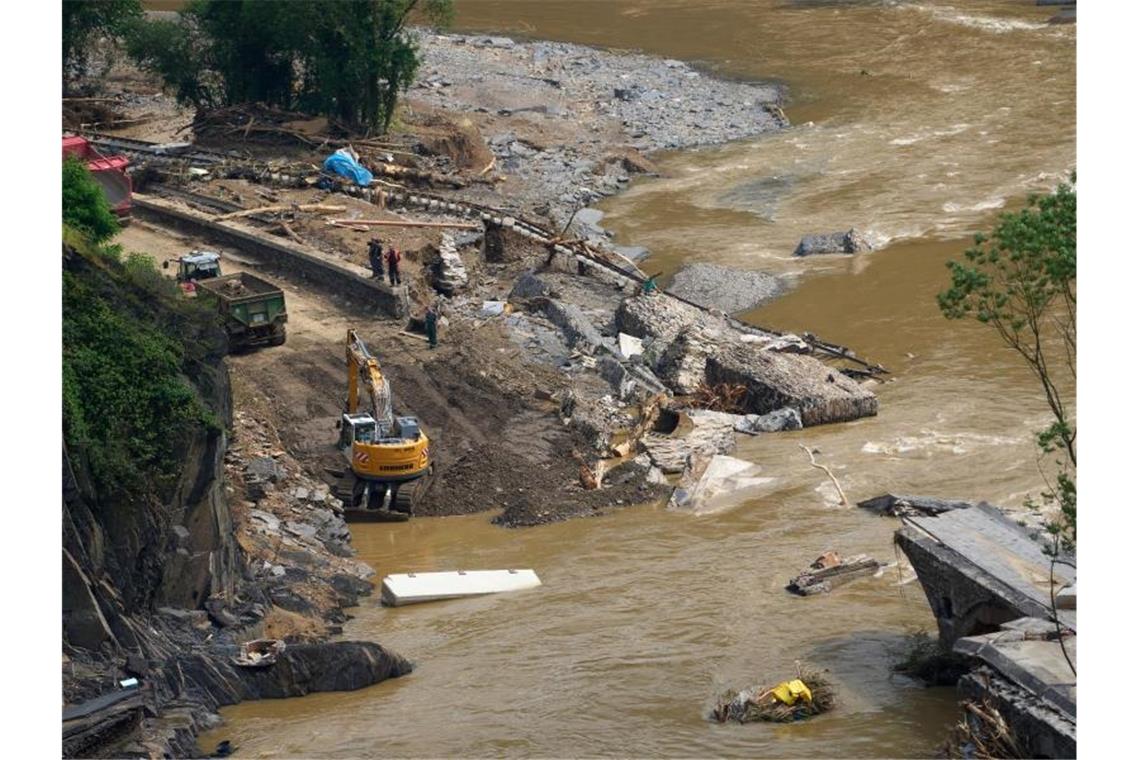 Über 150 Tote nach Hochwassern im Westen Deutschlands Eine Brücke der Bahnstrecke über die Ahr bei Walporzheim in Rheinland-Pfalz ist zerstört. Foto: Thomas Frey/dpa