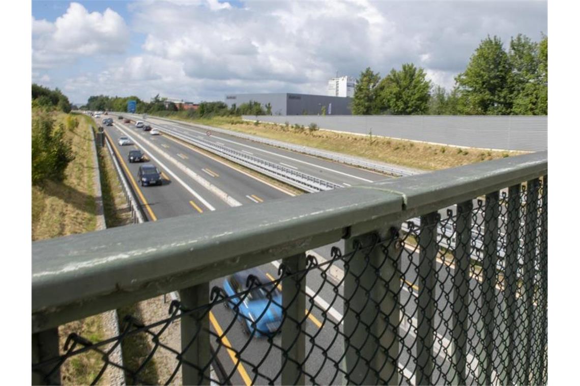 DNA-Spuren überführen Steinewerfer: Sechseinhalb Jahre Haft Eine Brücke führt über die Autobahn 96 München - Lindau. Foto: Stefan Puchner/dpa/Archiv
