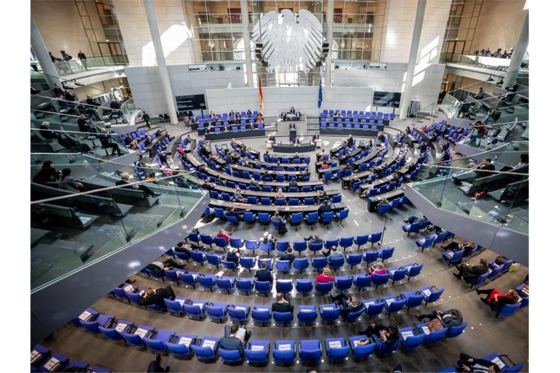 Eine Bundestagsdebatte mit Sicherheitsabstand zwischen den Abgeordneten. Foto: Michael Kappeler/dpa