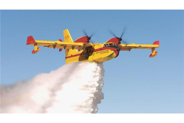 Eine Canadair DHC-515 beim Wasserabwurf: Kanada und die EU wollen mehr neue Löschflugzeuge dieses Typs.