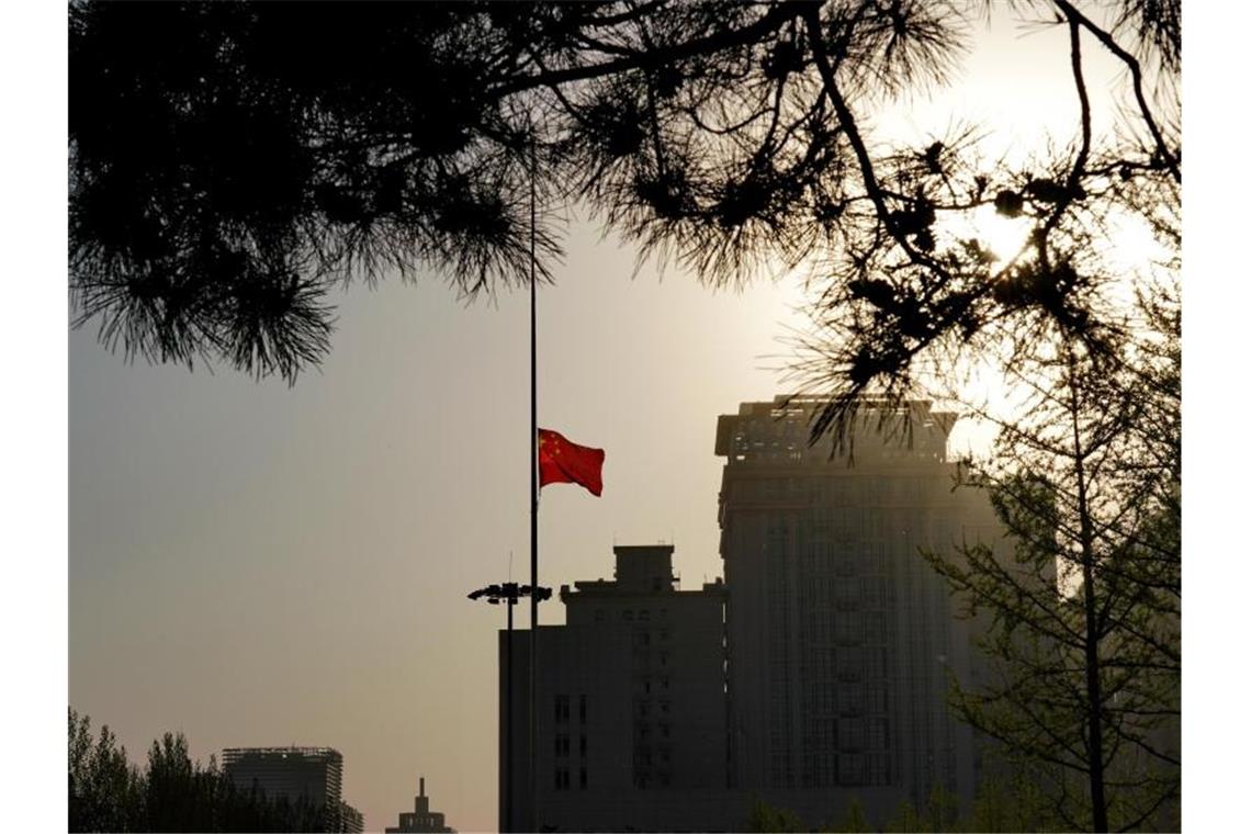 Eine chinesische Nationalflagge weht auf Halbmast. Foto: Mu Yu/XinHua/dpa