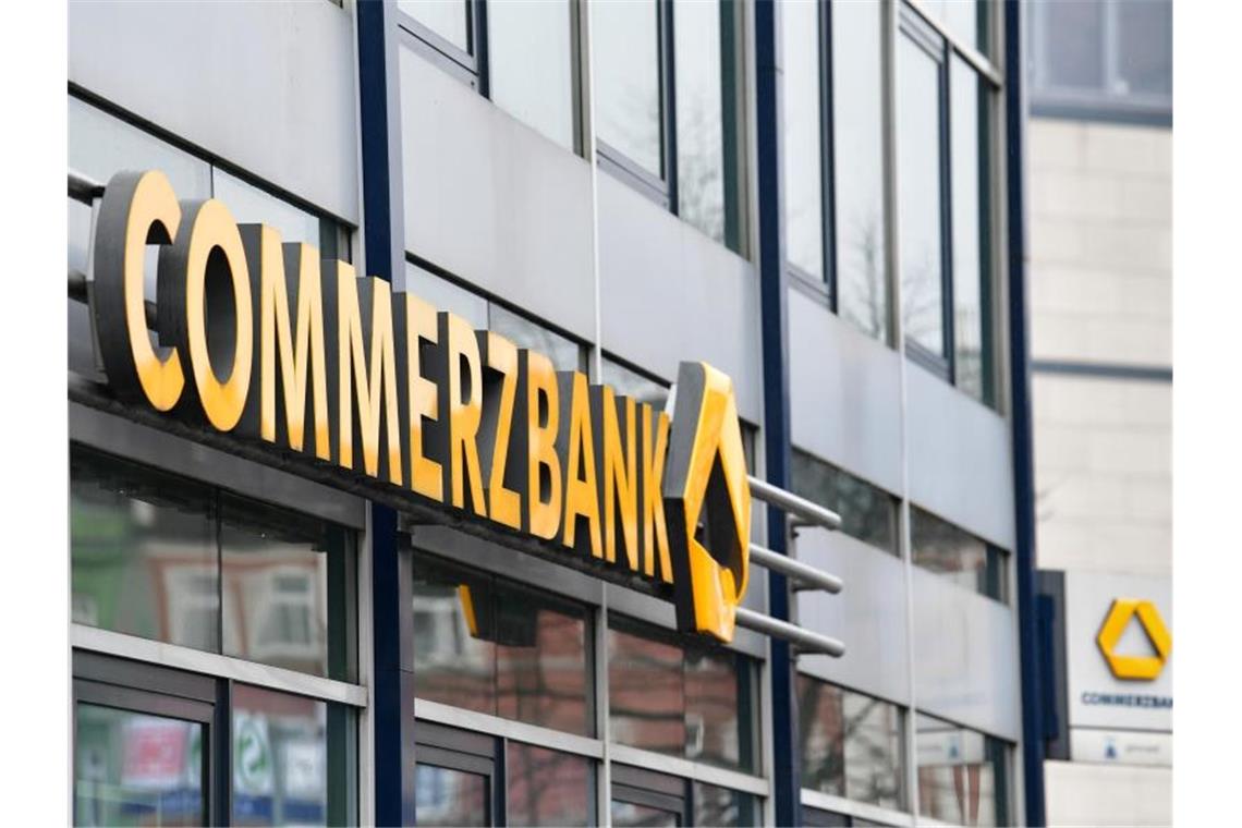 Commerzbank auf Sparkurs - rote Zahlen im Corona-Jahr Eine Commerzbank-Filiale im Hamburger Stadtteil Altona. Foto: Soeren Stache/dpa