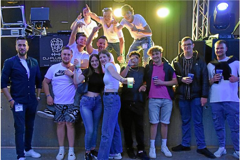 Eine coole Community, zu der man gehören will: Dieses Image wollen die Jugendlichen rund um die Referenten Konstantinos Kafasis (links) und Lukas Euchner (mittlere Reihe rechts) transportieren. Foto: Tobias Sellmaier
