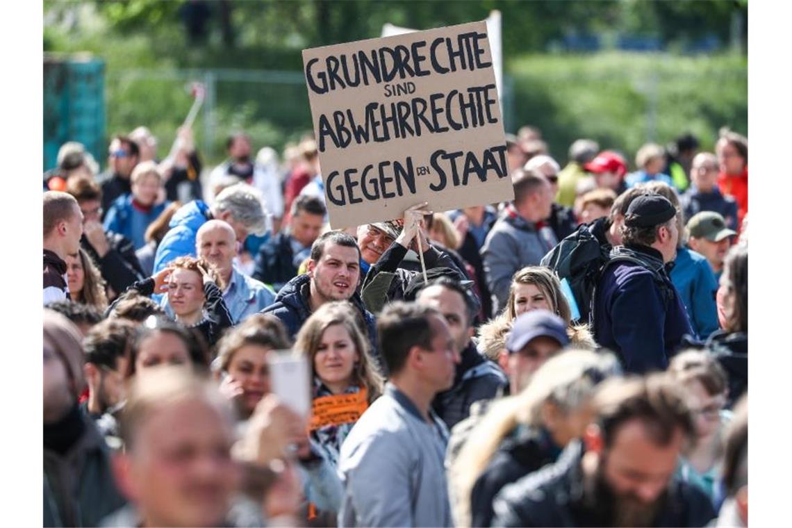 Mehrere tausend Menschen demonstrieren gegen Corona-Regeln Eine Corona-Protestkundgebung auf dem Cannstatter Wasen. Foto: Christoph Schmidt/dpa/Archivbild