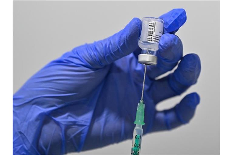 Eine Corona-Schutzimpfung mit dem Wirkstoff von Biontech/Pfizer wird im Impfzentrum Frankfurt (Oder) vorbereitet. Foto: Patrick Pleul/dpa-Zentralbild/dpa