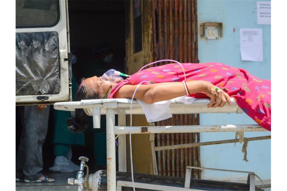 Eine Covid-19-Patientin wird im indischen Kolkata zur Intensivstation eines Krankenhauses gebracht. Foto: Debarchan Chatterjee/ZUMA Wire/dpa