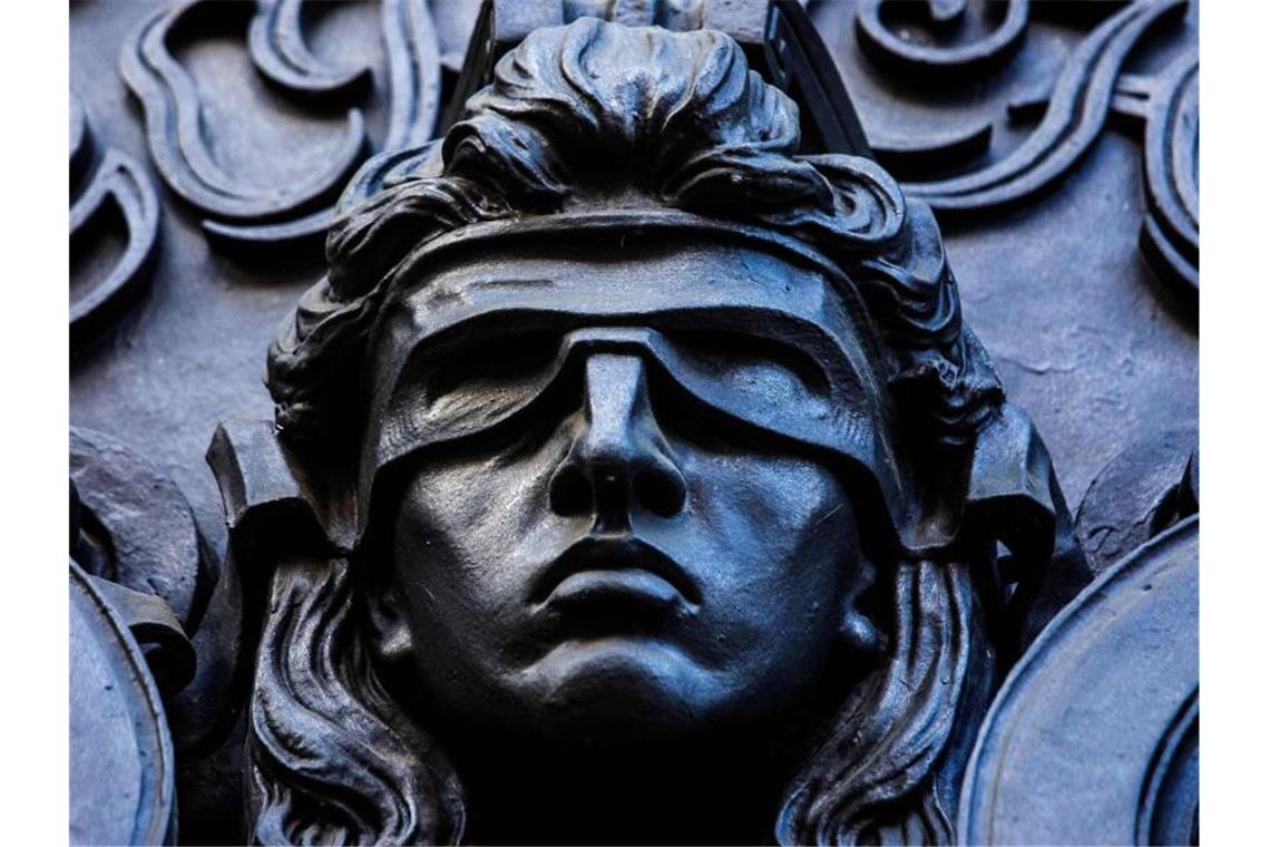 Sohn soll Vater mit Pfanne erschlagen haben: Prozessbeginn Eine Darstellung der Göttin Justitia. Foto: Carsten Koall/dpa/Symbolbild