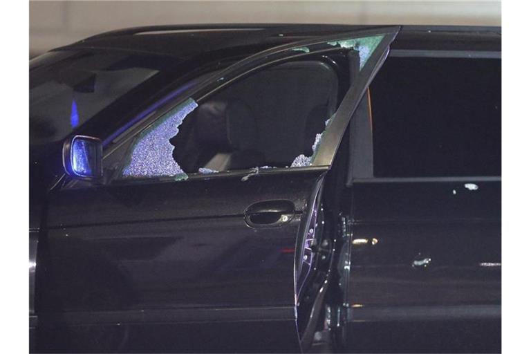 Eine defekte Scheibe in dem Fahrzeug des mutmaßlichen Täters nach einem Schusswechsel. Foto: David Young/dpa
