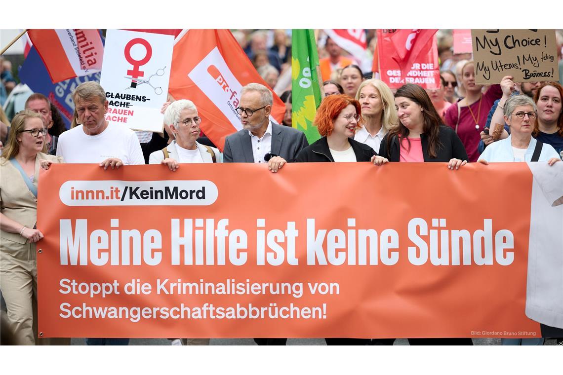 Chefarzt unterliegt mit Klage gegen Abtreibungsverbot Eine Demo vor der Verhandlung hatte einigen Zulauf