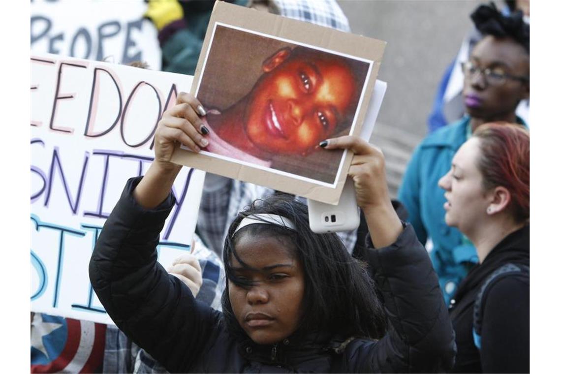 Keine Anklage gegen US-Polizisten nach Schüssen auf Kind Eine Demonstrantin bei einer Kundgebung auf dem Public Square in Cleveland mit einem Konterfei von Tamir Rice. Foto: David Maxwell/EPA/dpa