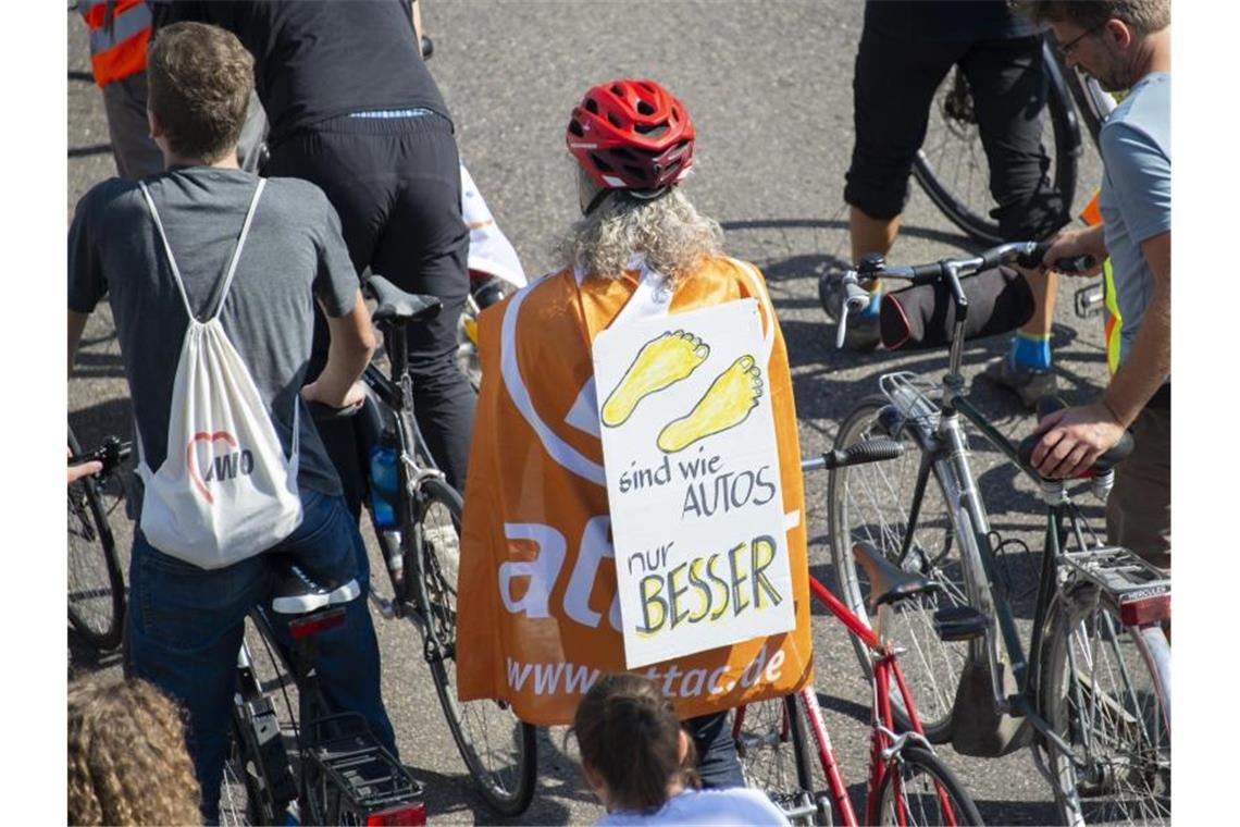 Eine Demonstrantin fährt zwar Fahrrad, setzt sich laut Plakat aber auch für Fußgänger ein. Foto: Lennart Stock
