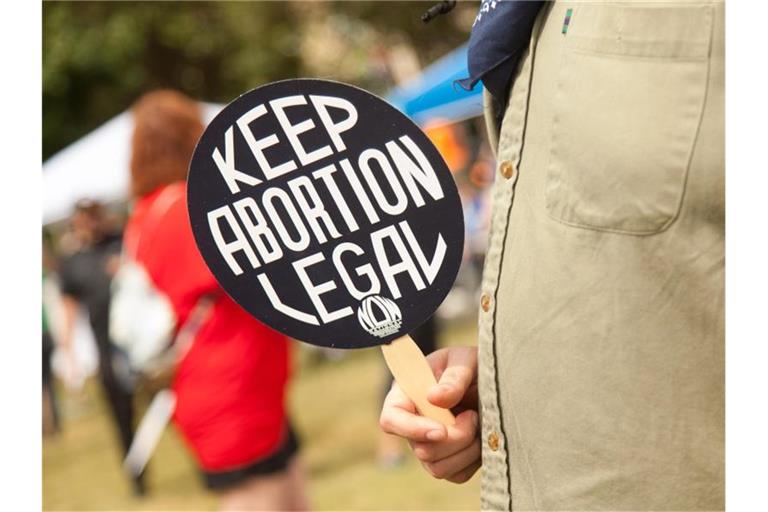Eine Demonstrantin hält ein Schild mit der Aufschrift „Keep abortion legal“ beim Dallas Reproductive Liberation March. (Archivbild). Foto: Leslie Spurlock/ZUMA Press Wire/dpa