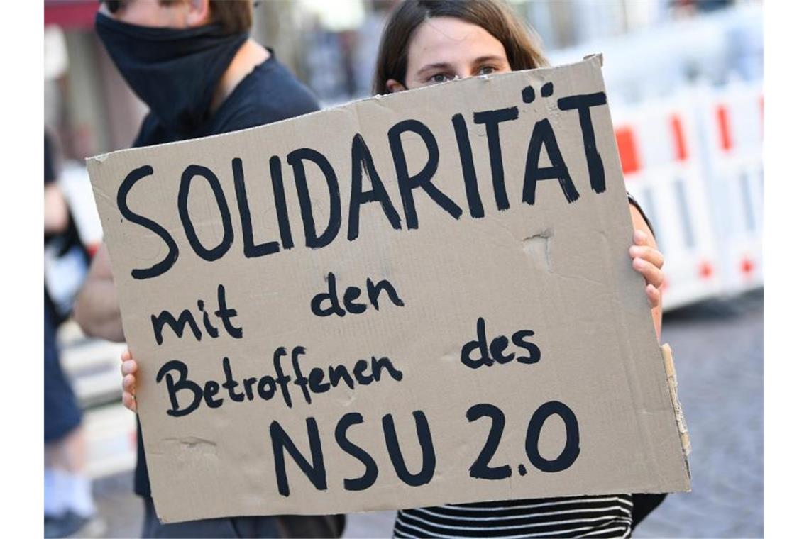 Eine Demonstrantin hält während einer Kundgebung in Wiesbaden ein Plakat mit der Aufschrift „Solidarität mit den Betroffenen des NSU 2.0“ (Archiv). Die Staatsanwaltschaft hat gegen den mutmaßlichen Verfasser der „NSU 2.0“-Drohschreiben Anklage erhoben. Foto: Arne Dedert/dpa