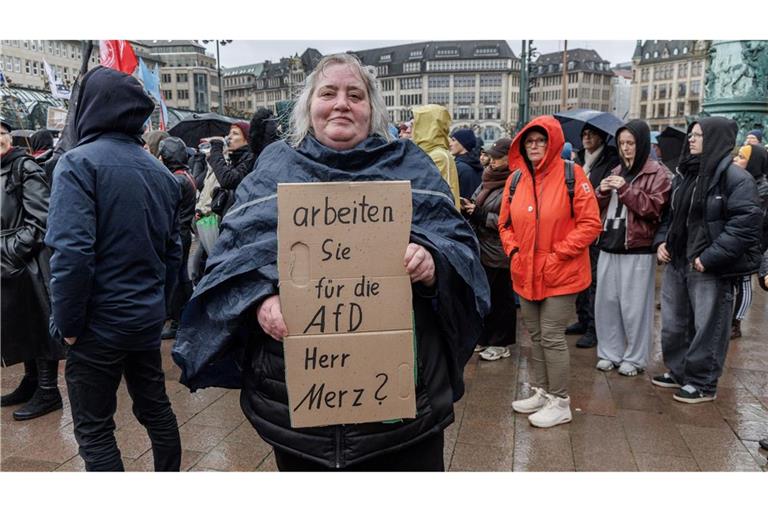 Demos gegen Merz-Äußerung - "Friedrich"-Protestsong Eine Demonstrantin in Hamburg stellt auf einem Pappschild eine Frage an Bundeskanzler Friedrich Merz (CDU).
