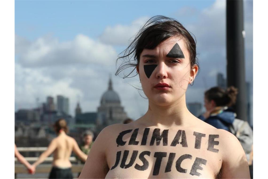 Eine Demonstrantin in London verbindet den Protest für Gleichberechtigung mit Klimaschutzforderungen. Foto: Jonathan Brady/PA Wire/dpa