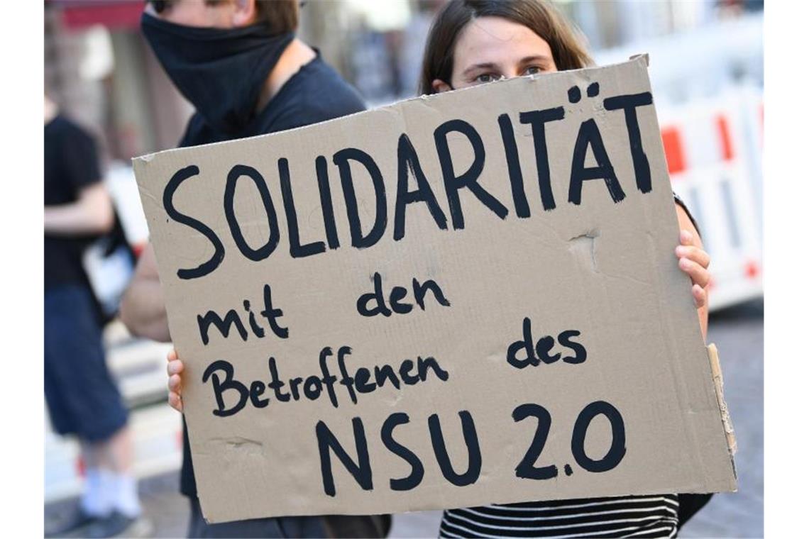 Eine Demonstrantin in Wiesbaden zeigt „Solidarität mit den Betroffenen des NSU 2.0“. Foto: Arne Dedert/dpa
