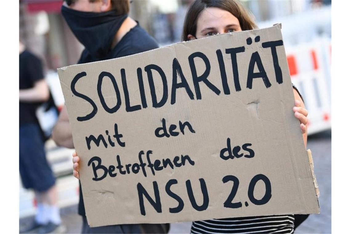 Beschuldigter in Drohmail-Affäre weist Vorwürfe zurück Eine Demonstrantin in Wiesbaden zeigt „Solidarität mit den Betroffenen des NSU 2.0“. Foto: Arne Dedert/dpa