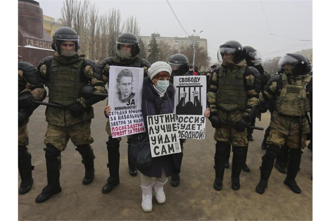 Eine Demonstrantin protestiert in Volgograd gegen die Inhaftierung des Kremlkritikers Nawalny. Foto: Dmitry Rogulin/AP/dpa