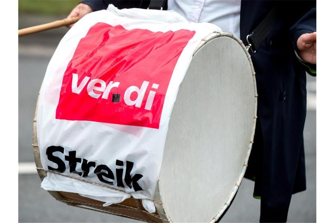 Verdi ruft Bankbeschäftigte erneut zu Warnstreiks auf Eine Demonstrantin trommelt auf einer Trommel mit ver.di Logo. Foto: Hauke-Christian Dittrich