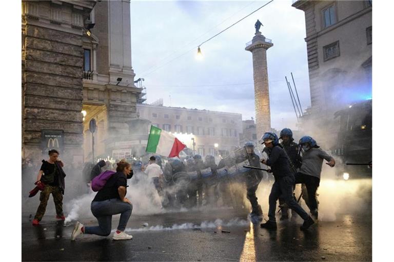 Eine Demonstration gegen den „Grünen Pass“ ist in Rom eskaliert. Foto: Mauro Scrobogna/LaPresse/AP/dpa