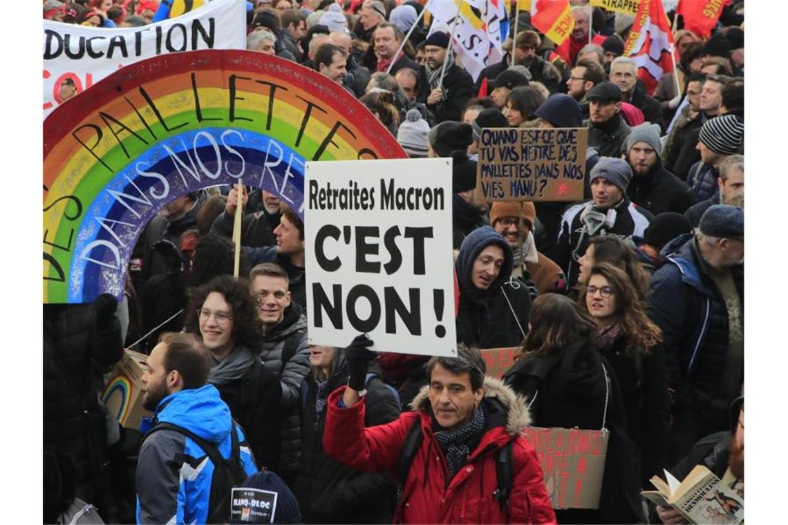 Macrons Regierung legt Rentengesetz vor - Protest hält an Eine Demonstration gegen die Rentenreformen in Paris. Foto: Michel Euler/AP/dpa