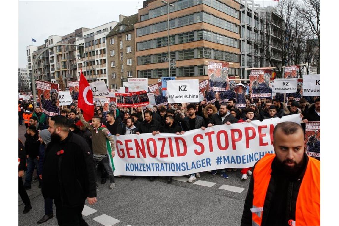 Eine Demonstration in Hamburg beklagt die Unterdrückung der muslimischen Minderheit der Uiguren in China. Foto: Markus Scholz/dpa