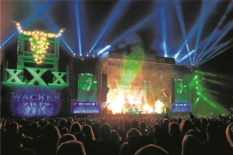 Eine der acht Bühnen, auf denen in Wacken rund 200 Bands auftraten. Die Lautsprecherboxen stammen aus Backnang. Foto: d&b audiotechnik