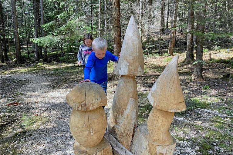 Eine der Aufgaben auf dem Grüffelo-Pfad: Eine Holzschlange windet sich zwischen Pilzen hindurch und lädt zum Balancieren ein. Fotos: N. Scharpf