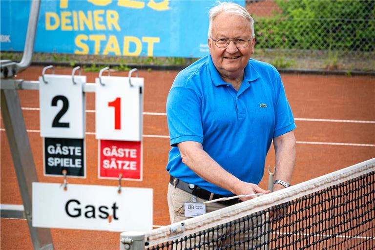 Eine der Aufgaben eines Oberschiedsrichters beim Tennis: Frieder Haas kontrolliert die korrekte Höhe des Netzes und die Position der Einzelstütze. Foto: Alexander Becher