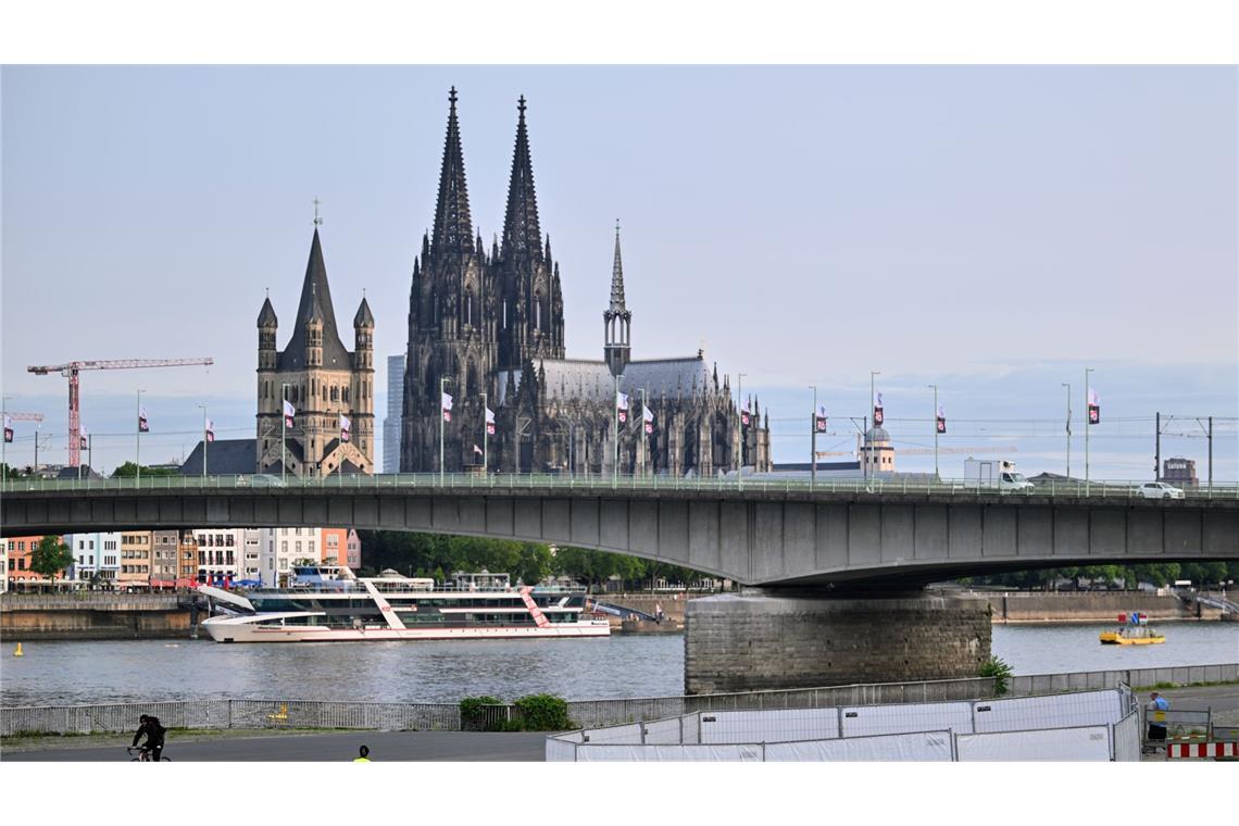 Eine der Fundstellen wird von Mitarbeitern des Ordnungsamtes bewacht.