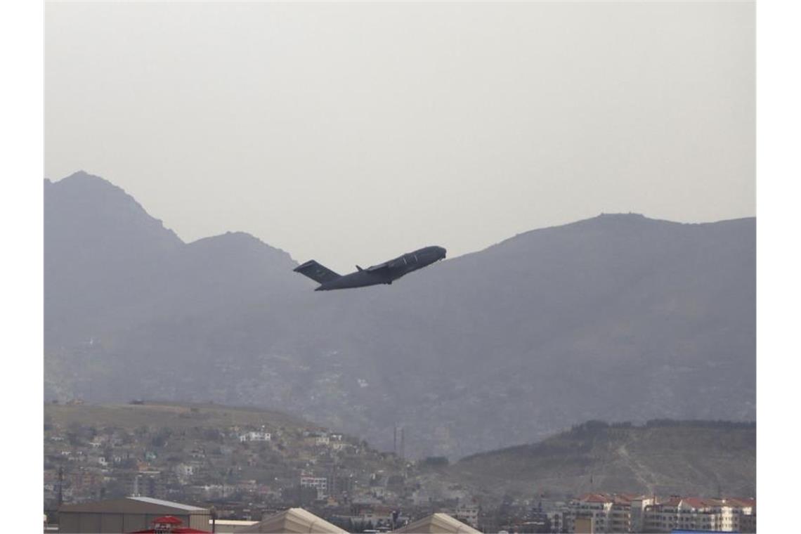 US-Abzug beendet - Warten auf neue Taliban-Regierung Eine der letzten US-Militärmaschinen startet vom Flughafen Kabul. Foto: ---/AP/dpa