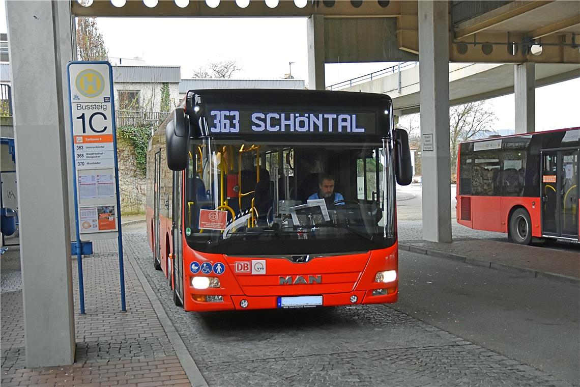 Eine der Linien, auf denen es Verbesserungen geben soll: die Verbindung Backnang–Schöntal. Mit der Erweiterung auf 15 Fahrtenpaare montags bis freitags wird der Halbstundentakt besonders morgens und abends ausgeweitet. Foto: Tobias Sellmaier