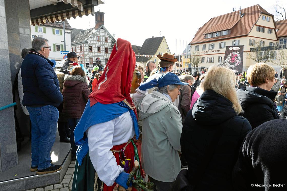 Eine der Sulzbacher Stäffeleshexen steht am Rande des Geschehens. 