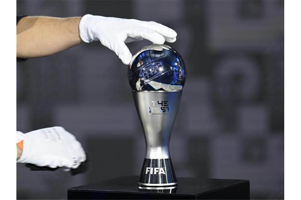 Das bringt die Fußball-Woche Eine der Trophäen wird vor der Preisverleihung der FIFA für die Weltfußballerin und den Weltfußballer auf einem Sockel platziert. Foto: Valeriano Di Domenico/POOL FIFA/Getty/AP/dpa