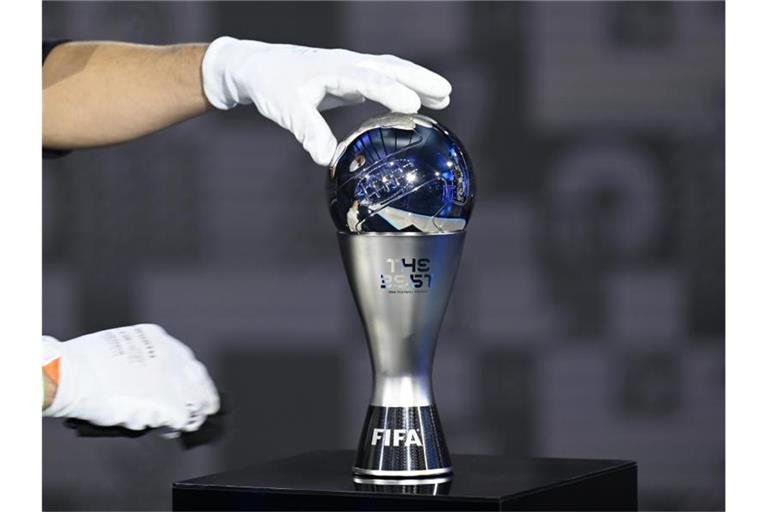 Eine der Trophäen wird vor der Preisverleihung der FIFA für die Weltfußballerin und den Weltfußballer auf einem Sockel platziert. Foto: Valeriano Di Domenico/POOL FIFA/Getty/AP/dpa