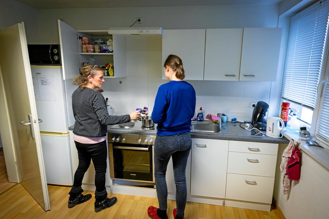 Haus Karla in Backnang braucht eine sichere Tür Eine der Wohnungen soll außerdem eine neue Küche erhalten. Auf dem Foto sind Beatrice Paun von der Erlacher Höhe und einer Bewohnerin von Haus Karla zu sehen.