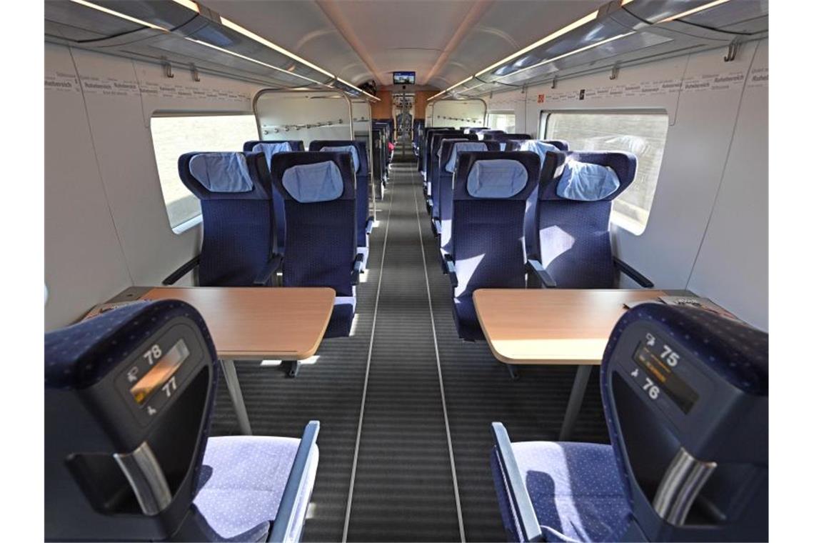 Mehrheit für Reservierungspflicht im Bahn-Fernverkehr Eine deutliche Mehrheit der Deutschen ist nach einer Umfrage in der Corona-Krise für eine Reservierungspflicht im Bahn-Fernverkehr. Foto: Martin Schutt/dpa-Zentralbild/dpa