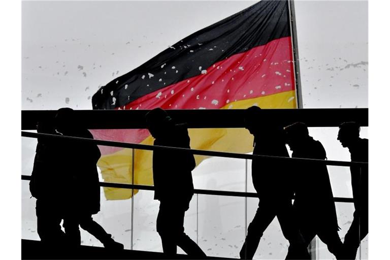 Eine deutliche Mehrheit der Wahlberechtigten in Deutschland verortet sich politisch selbst in der Mitte. Foto: Paul Zinken/dpa