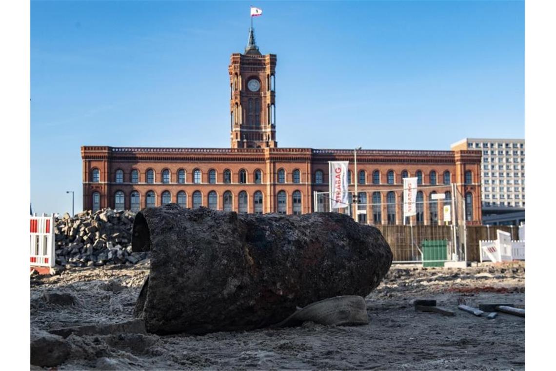 Eine deutsche Weltkriegsbombe mit russischem Zünder liegt auf einer Baustelle gegenüber vom Roten Rathaus in Berlin. Der Blindgänger soll noch heute entschärft werden. Foto: Paul Zinken/dpa