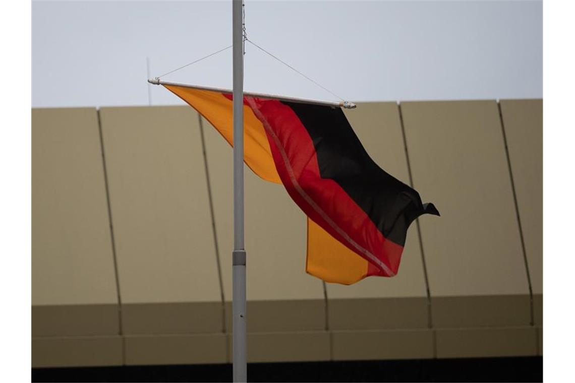 Eine Deutschlandfahne in Kusel auf Halbmast. Foto: Sebastian Gollnow/dpa