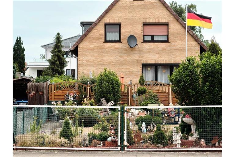 Eine Deutschlandfahne weht vor einem Einfamilienhaus. Die Mittelschicht in Deutschland ist laut einer neuen Studie erheblich kleiner als noch Mitte der 1990er Jahre. Foto: Stefan Jaitner/dpa