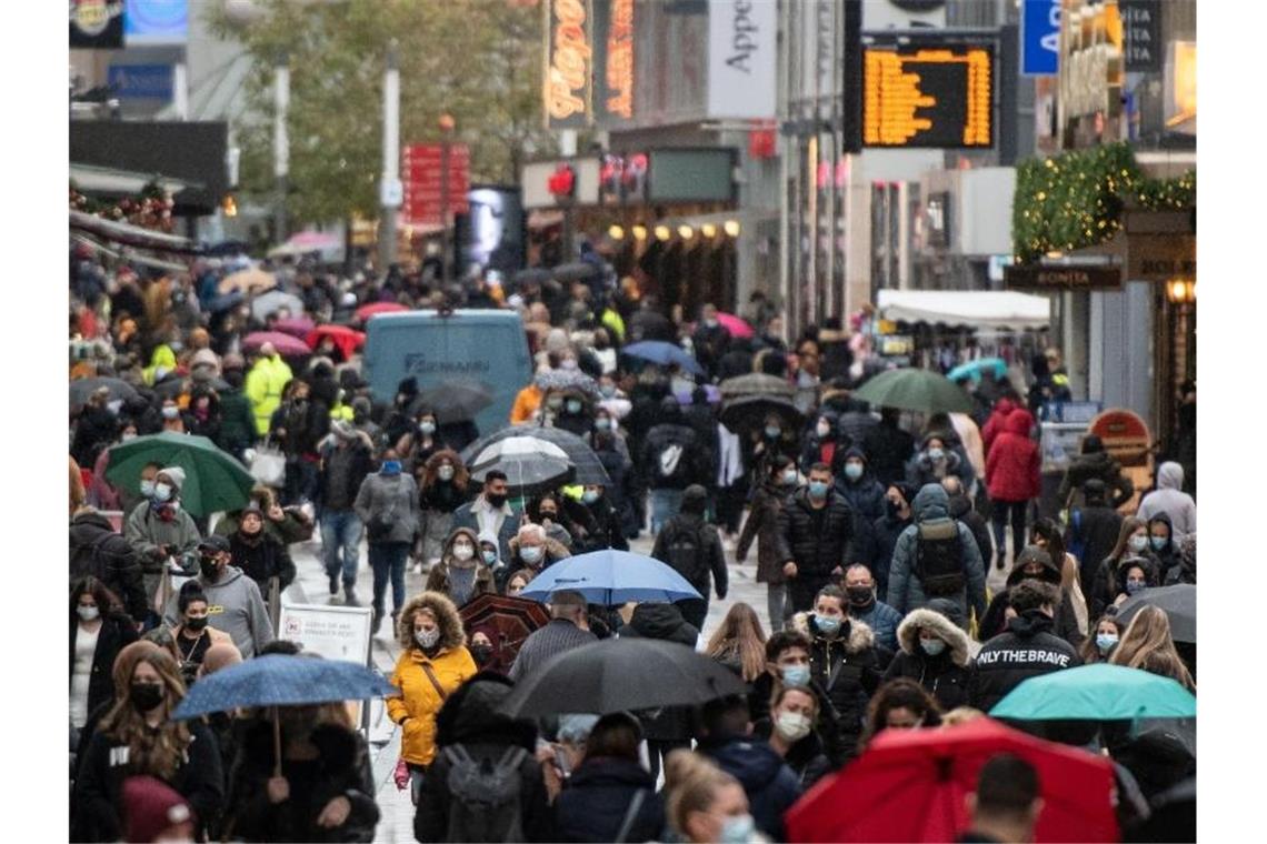 Eine dicht gedrängte Menschenmenge auf der Einkaufsstraße Westenhellweg in Dortmund. Foto: Bernd Thissen/dpa