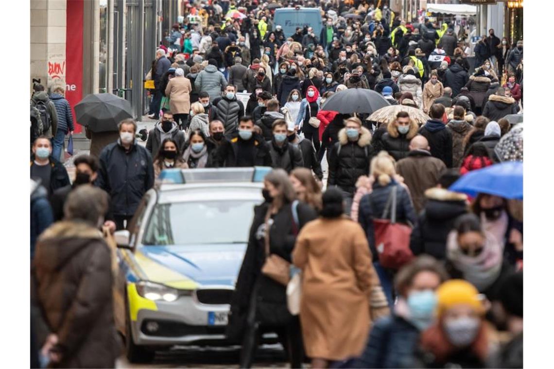 Eine dicht gedrängte Menschenmenge bewegt sich über die Einkaufsstraße Westenhellweg in Dortmund. Foto: Bernd Thissen/dpa