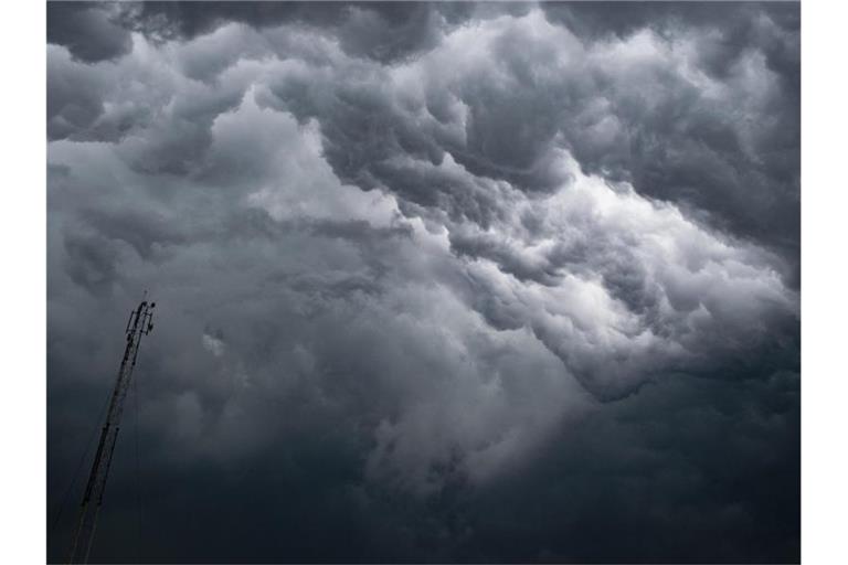 Eine dichte Gewitterfront braut sich in Kalkutta zusammen. Foto: Santarpan Roy/ZUMA Wire/dpa