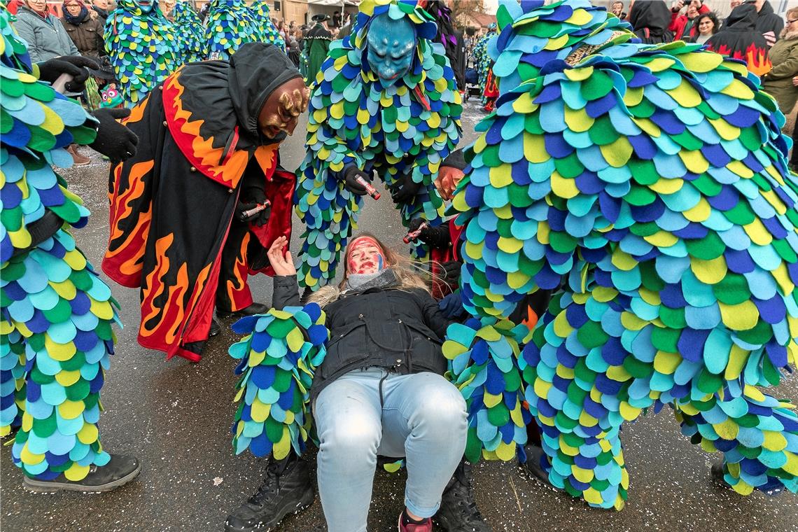 Ein gruseliges Kabinett zieht
durch den Ort Eine dicke Schicht Farbe fürs Gesicht.